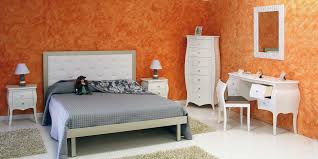 Pochi accessori in camera da letto per un grande risultato provate anche a trasformare la vostra stanza con elementi decorativi come cuscini, tende ed altri oggetti in tinta con le pareti o con qualche altro complemento della camera da letto. Arredamento Zona Notte Online Mobilclick