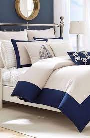 Le due lampade per la lettura e la luce diffusa posizionata sopra il qui un gusto marine che sfrutta le ombre della profondità dell'incasso, l'eleganza del blu di prussia e la simmetria delle lampade sospese. Camera Da Letto Stile Marina Camera Da Letto Camera Da Letto Nautica Idee Camera Da Letto Blu