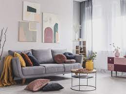 Con il suo design e le linee sinuose e avvolgenti, caratterizza fortemente l'ambiente in cui si trova e ci invita al relax e alla condivisione. Il Divano Grigio E Di Tendenza Ed E Il Colore Simbolo Del 2021
