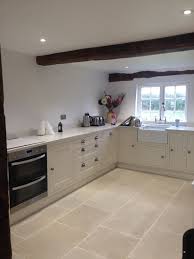 The Pale Cream And Gentle Olive Undertones Of Our Worn Ivory Sandstone Look Perfect In This Country Cottage K Sol De Cuisine Cuisine De Cottage Cuisines Design
