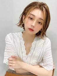 フェイスフレーミング外はねボブ 大人かわいいモテ 愛され キュート ガーリー 韓国風 センターパート 茶髪 ブラウン インナーカラーハイトーンカラー ヘアサロン予約 ozmallビューティ ブラントヘアカット 毛髪染料 トレンドヘア