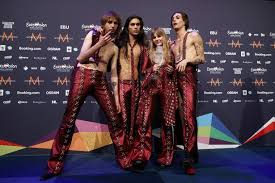 Italy's eurovision lead singer denies using drugs when asked about the video circulating of him appearing to sniff something off the table on live tv. Italy S Eurovision 2021 Winners Maneskin Deny Snorting Drugs At Grand Final Birmingham Live
