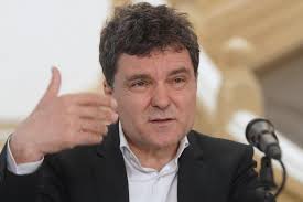 Cum arată casa în care locuiește Nicușor Dan. Plătește 550 de euro chirie  pe lună