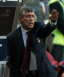 Fernando manuel fernandes da costa santos gom (born 10 october 1954) is a portuguese football manager and former player who played as a defender. Fernando Santos In De Aguia Ao Peito