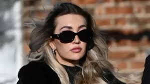 Momen Duka Kate Cassidy Bertemu Orang Tua Liam Payne Pertama Kali di  Pemakaman