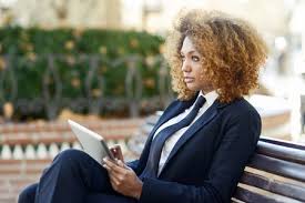 Haircut disegni capelli rasati, acconciature africane, hairstyle da uomo, tagli di capelli afroamericani. Immagini Stock Bella Nero Capelli Ricci Donna Africana Utilizzando Il Computer Tablet In Citta Imprenditrice Che Indossa Tuta Con Pantaloni E Cravatta Image 55150662