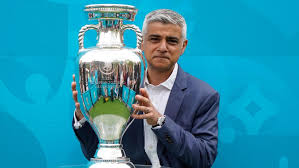 بين منتخبين وسوف تكون مباراة عنيفة بين المنتخب الايطالي والمنتخب التركي، لذا تابعوا معنا لمعرفة القنوات الناقلة المفتوحة لكاس امم اوروبا كاس اليورو مجانا كذلك تردد. ÙˆØµÙˆÙ„ ÙƒØ£Ø³ Ø£Ù…Ù… Ø£ÙˆØ±ÙˆØ¨Ø§ 2020 Ø¥Ù„Ù‰ Ù„Ù†Ø¯Ù†