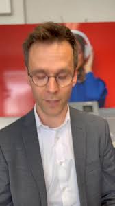 Eigentlich ist Thomas Zeitler im Rathaus Arzberg für die Stadtkasse  zuständig. 💵💰Seit Neuestem ist er eines der bekanntesten Gesichter des  Fichtelgebirges. ⛰️🌲 Als Werbefigur Werner zeigt er im Imagefilm der  Kampagne #freiraumfürmacher