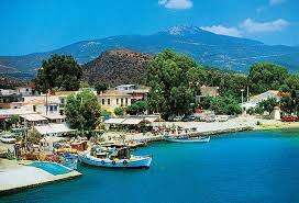 On s'y rend à la journée en bateau, depuis le port de kamena vourla, pour observer des paysages uniques. Hotel Sur L Ile D Eubee Miramare Eretria 4
