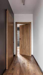 Coole Flur Idee Mit Wandfarbe Grau Holzturen Parkettbodenbelag Und Schwarzer Fussleiste Luxus Interieur Zeitgenossisches Apartment Wohnung Design