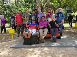 Pilih produk yang memiliki formula nggak mudah tumpah atau belepotan, sehingga aplikasinya jadi lebih mudah saat dilakukan sendiri di. Orang Asli Batek Bateq Komuniti Seminomad Seminomadic Perjalanan Nan Indah