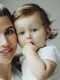 Samen met Teddy ons ondeugende knuffelbeer. Wat genieten we van jou! Nog  een paar weekjes en je bent grote broer😍💙 📸 @soap.fotografie  #collectbeautifulmoments#pregnantshoot#preggymom#boysmom#34weekspregnant#miracleontheway