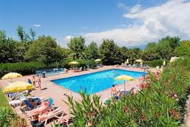 Wunderschoner Campingplatz Direkt Am Gardasee In Der Nahe Von Bardolino Und Lazise Campingplatz Italien Gardasee Camping Gardasee