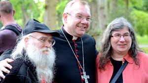 Im austausch zwischen den bewohnenden und den mitarbeitenden entwickeln sich die angebote dabei stetig weiter. Obdachlose Pilgern Nach Maria Veen Und Treffen Weihbischof Hegge Kirche Leben