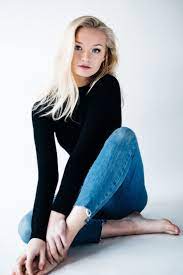 How To Do A Studio Photoshoot With Natural Light Olivia Bossert Education Models Photoshoot Studio Studio Photography Poses Photography Poses Women