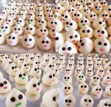 Satu bentuk leper (bentuk asal biskut susu) dan satu lagi bentuk alien pink yang comel. Lawak Siyot Koleksi Biskut Viral Alien Dr Group Mahn Facebook