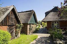 das fischerdorf gothmund bietet mit seinen alten reetdachhausern den kleinen holzstegen und den fischerbooten e ferien deutschland fischerdorfer strandhauser