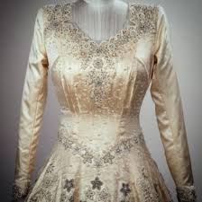 James's palace for curious fashionistas. Which Of All The Royal Wedding Dresses Spanning Monarchies And Dynasties In History Do You Personally Consider A Work Of Art Quora