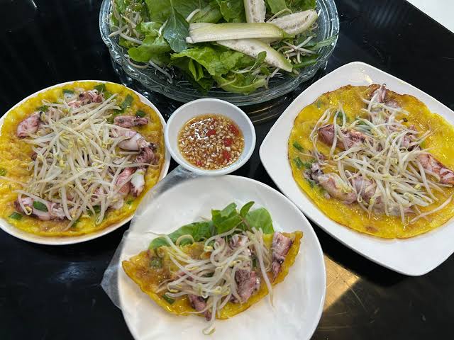 Bánh xèo mực, cắn một miếng nghe vị biển thơm nồng