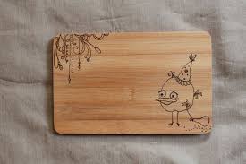 Fruhstucksbrettchen Birdte Handgemacht Holz Gravieren Vorlagen Holz Brandmalerei Fruhstucksbrettchen