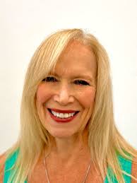 Julie Colangelo's Instagram, Twitter & Facebook