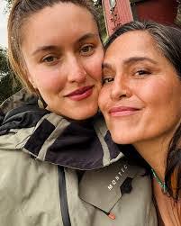 Lori Halliday's Instagram, Twitter & Facebook