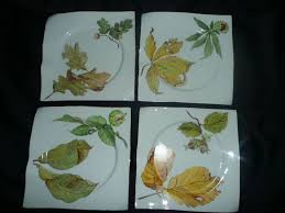4 Assiettes D Automne En Porcelaine Peinte Main Le Chene Le Noyer Le Noisetier Et Le Marronnier Porcelain Painting Hand Painted Porcelain Hand Painted