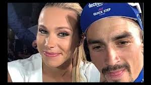 Et julian alaphilippe, qui a tenu la france en haleine l'été dernier durant la grande boucle, de donner son avis sur cette nouvelle vie à deux. Marion Rousse Caricaturee Nue Avec Julian Alaphilippe La Consultante Indignee Video Dailymotion