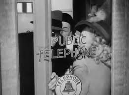 Mais, l'affaire se corse pour lui quand il découvre que ses cousins, l'un gentil, l'autre méchant, sont également mêlés à. Fichier Arsenic And Old Lace Trailer 1944 Webm Wikipedia