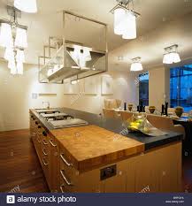 2 edelstahlregale mit leichten gebrauchsspuren , 2,20 m lang und 30 cm tief. Hangende Edelstahl Regale Und Deckenleuchten Uber Insel Gerat In Grosse Loft Umbau Kuche Esszimmer Stockfotografie Alamy
