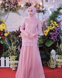 Susah menata hijab satin untuk kebaya? 4 Pilihan Gaun Kebaya Anggun Warna Pink Untuk Tampilan Kondangan Ayu Hijabers Semua Halaman Cewekbanget