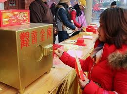 借庫儀式程序： 「借庫」儀式都在觀音廟舉行，不同的觀音廟或有不同的借庫規矩，例如有些不准攜帶蠟燭進廟，但最重要是誠心，所謂心誠則靈。其儀式程序為： 一 燃點蠟燭。 二 上香九支，每次三支。 三 心中默唸：「現向觀音菩薩借財庫，明年一定還願。 0xdqci4nzdvbnm