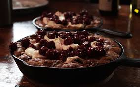 Signe M Mi Cuit Au Chocolat Caramelia Valhrona Surmonte De Creme Fraiche Et De Griottes Signs Recette Griotte