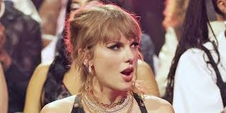 Taylor Swift's Diamond Ring Broke At The VMAs. What Came Next?