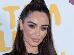 Seulement trois mois après la naissance de son fils, la jeune femme a annoncé sur twitter qu'elle avait retrouvé son poids d'avant sa grossesse. Nabilla Enceinte Elle Devoile Une Derniere Fois Son Ventre Sous Un Mini Crop Top Avant L Arrivee De Bebe Femme Actuelle Le Mag