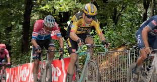 The belgian rider had positioned himself behind his longterm dutch rival in the final kilometer, and the pair slowed to nearly a crawl as the chase group thundered up behind. Van Aert Over Rivaliteit Met Van Der Poel Ik Ga Me Zondag Niet Nog Eens Laten Vangen Wielrennen Ad Nl