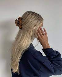 Pince Crocodile Voici L Accessoire Cheveux Venu Des 90s Q Idees Cheveux Blonds Cheveux Glamour Cheveux