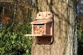 Ein Naturbelassener Futterkasten Aus Besonders Witterungsbestandigem Massiven Larchenholz Diy Bauanleitung Eichhornchen Futterhaus Eichhornchen Bauanleitung