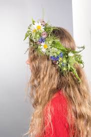 Learn our simplified technique for making flower we have made flower crowns with many different people (who have never made one before) and make sure all leaves and flowers lay in the same direction around the wire. How To Make A Midsommar Flower Crown Sleek Magazine
