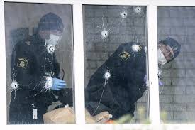 Tre personer har gripits misstänkta för skottlossningen i kristianstad, som träffade tre personer som nu vårdas på sjukhus med allvarliga skador. Ingen Gripen Efter Skottlossning I Kristianstad