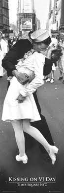 Famous photo of the vj day kiss in times square in new york city. Kissing On Vj Day Poster Plakat Kaufen Bei Europosters
