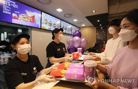 맥도날드는 19일(현지시간) 이러한 내용의 'bts 세트 메뉴' 글로벌 판촉 계획을 발표했다고 로이터통신 등이 보도했다. Uekpr 0ojxquum