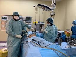 Hernia umbilikus, terjadi ketika sebagian usus atau jaringan lemak mendorong dan mencuat di dinding perut, tepatnya di pusar. Pemodenan Pembedahan Melalui Laparoskopi