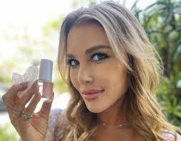 Rachelle Carson's Instagram, Twitter & Facebook