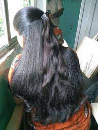 Coiffure Longue Attachee Avec Une Pince Long Silky Hair Long Hair Styles Long Indian Hair