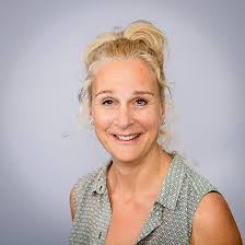 Als je 'vrouw van theo janssen' googelt zie je haar naam. Natasja Janssen Mee Gelderse Poort