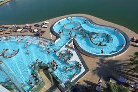 Descoperă sute de palmieri naturali și alte zeci de specii exotice de plante, piscine cu apă termală caldă, de care te poți bucura indiferent de gradele de afară și atracții. Therme Bucuresti Activities Leisure Bucharest
