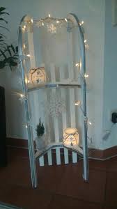 Ein Schlitten Im Neuen Gewand Als Dekoration Fur Die Wohnung Dekoration Deko Weihnachten Schlitten Weihnacht Fenster