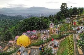 Tak hanya itu saja, bandung juga banyak sekali memiliki keunikan dari wisata alam. 7 Kafe Instagramable Di Bandung Ada Spot Bernuansa Eropa Halaman All Kompas Com