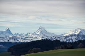 Jednak przynajmniej raz w życiu warto się wykosztować, by spędzić tam. Wetterhorn Schreckhorn Finsteraarhorn Alpy Bernenskie Alpejski Szwajcaria Gory Natura Odlegly Widok Pikist